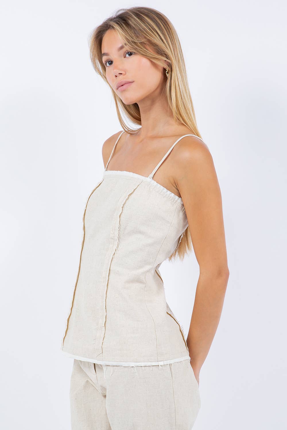 CONTRAST SLEEVELESS TOP