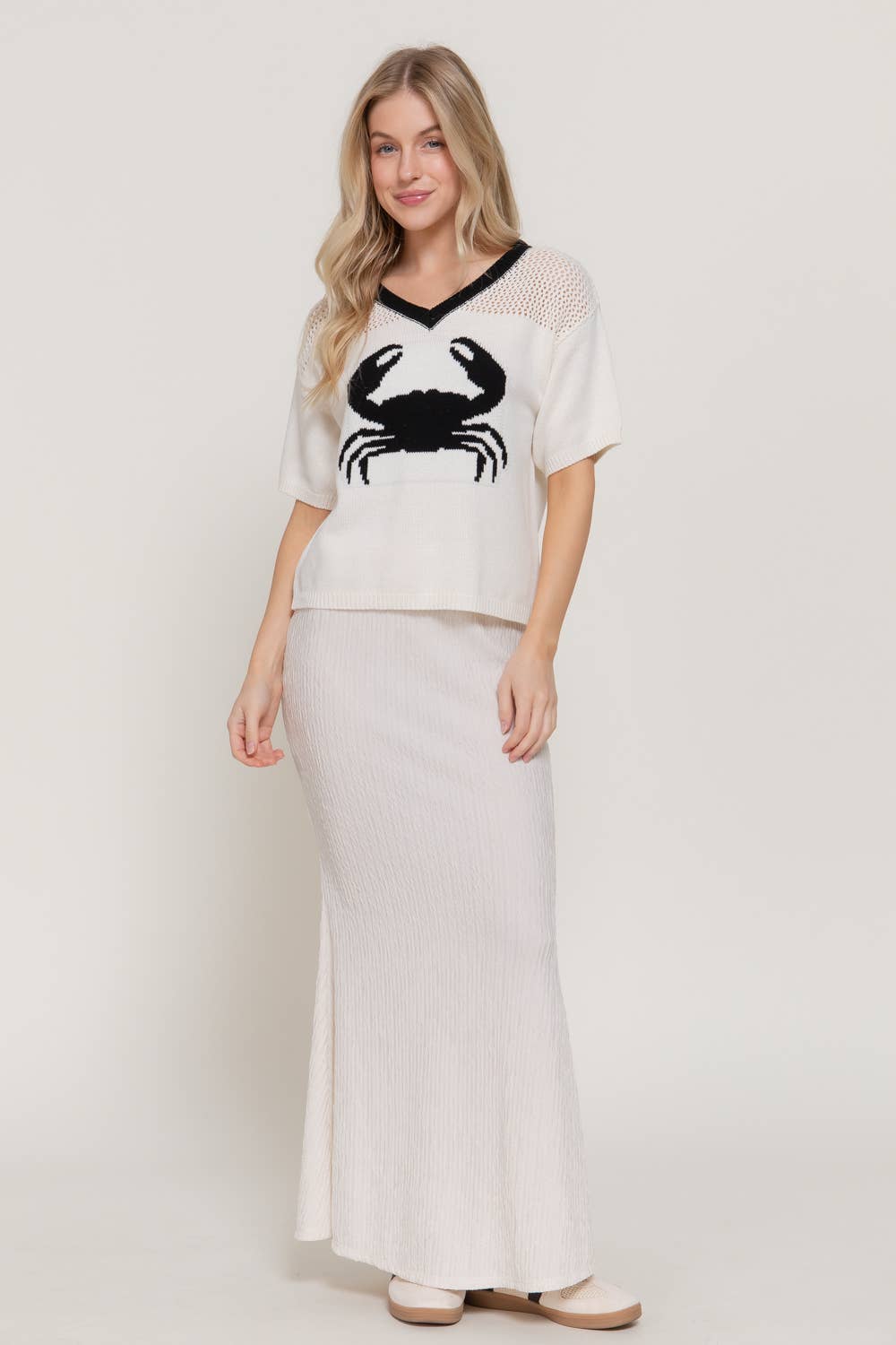 Short Sleeve V-Neck Jacquard Top with Contrasting Neck Band