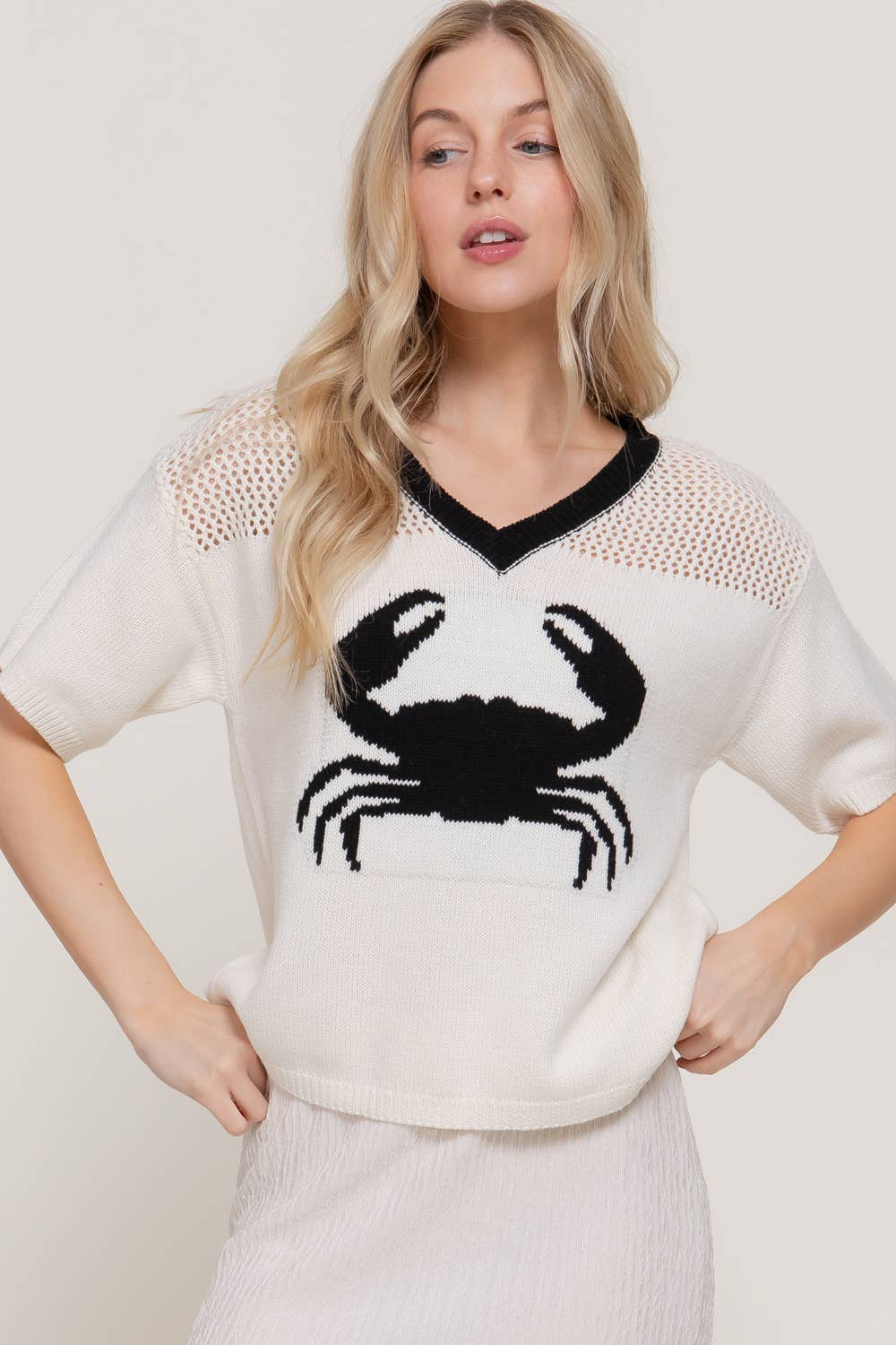 Short Sleeve V-Neck Jacquard Top with Contrasting Neck Band