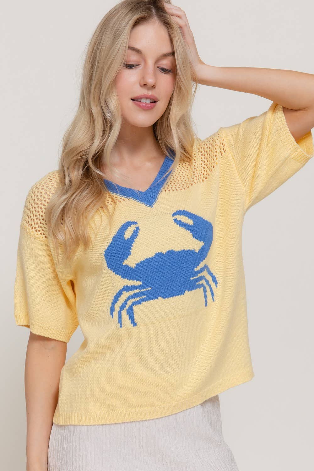 Short Sleeve V-Neck Jacquard Top with Contrasting Neck Band