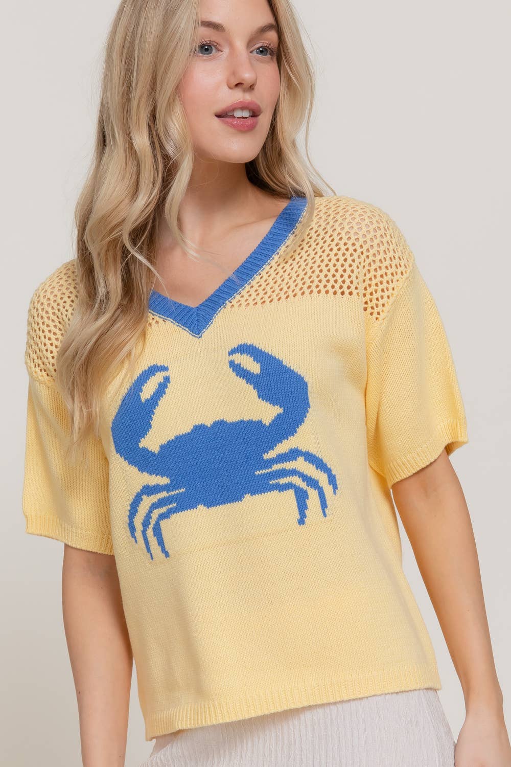 Short Sleeve V-Neck Jacquard Top with Contrasting Neck Band