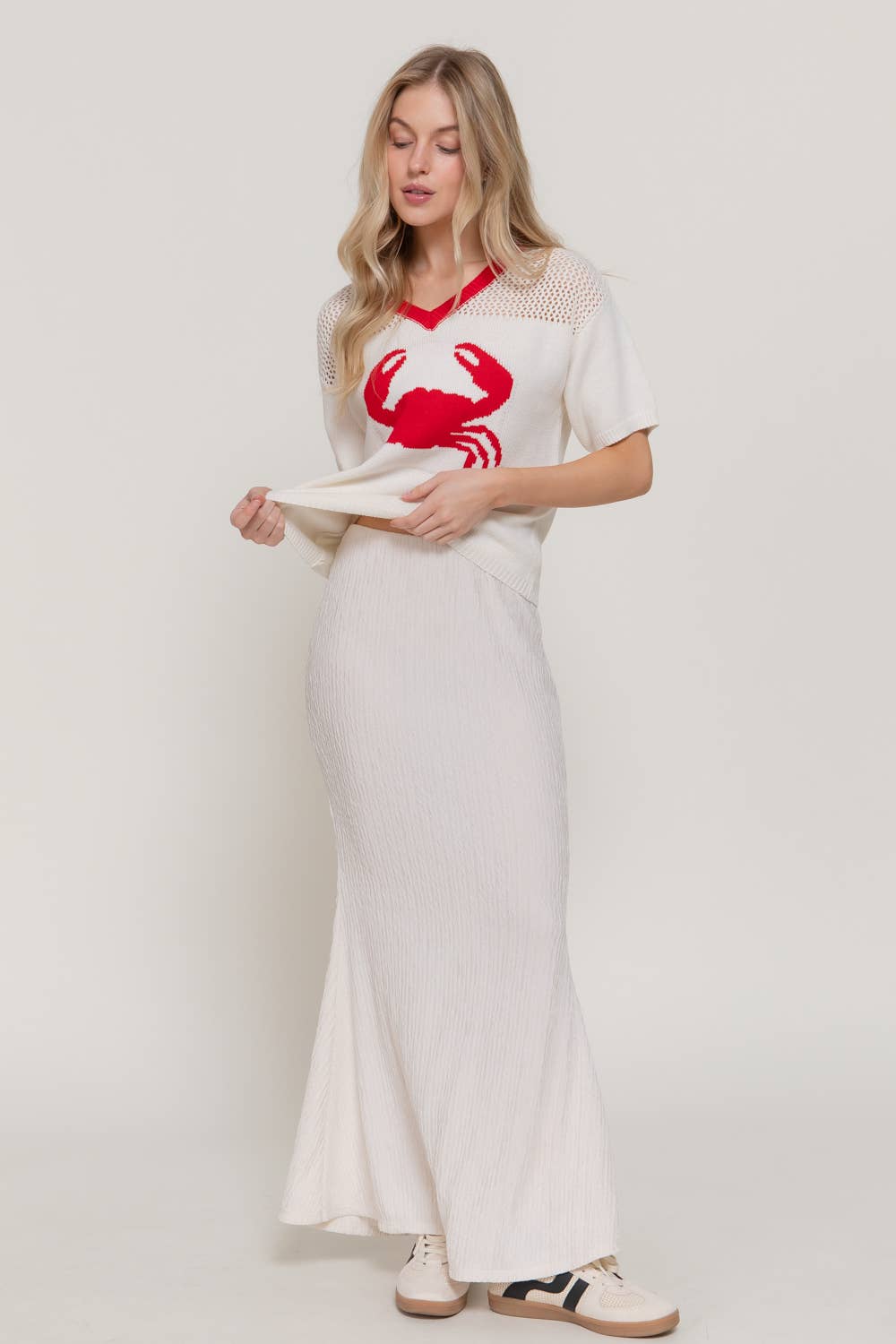 Short Sleeve V-Neck Jacquard Top with Contrasting Neck Band