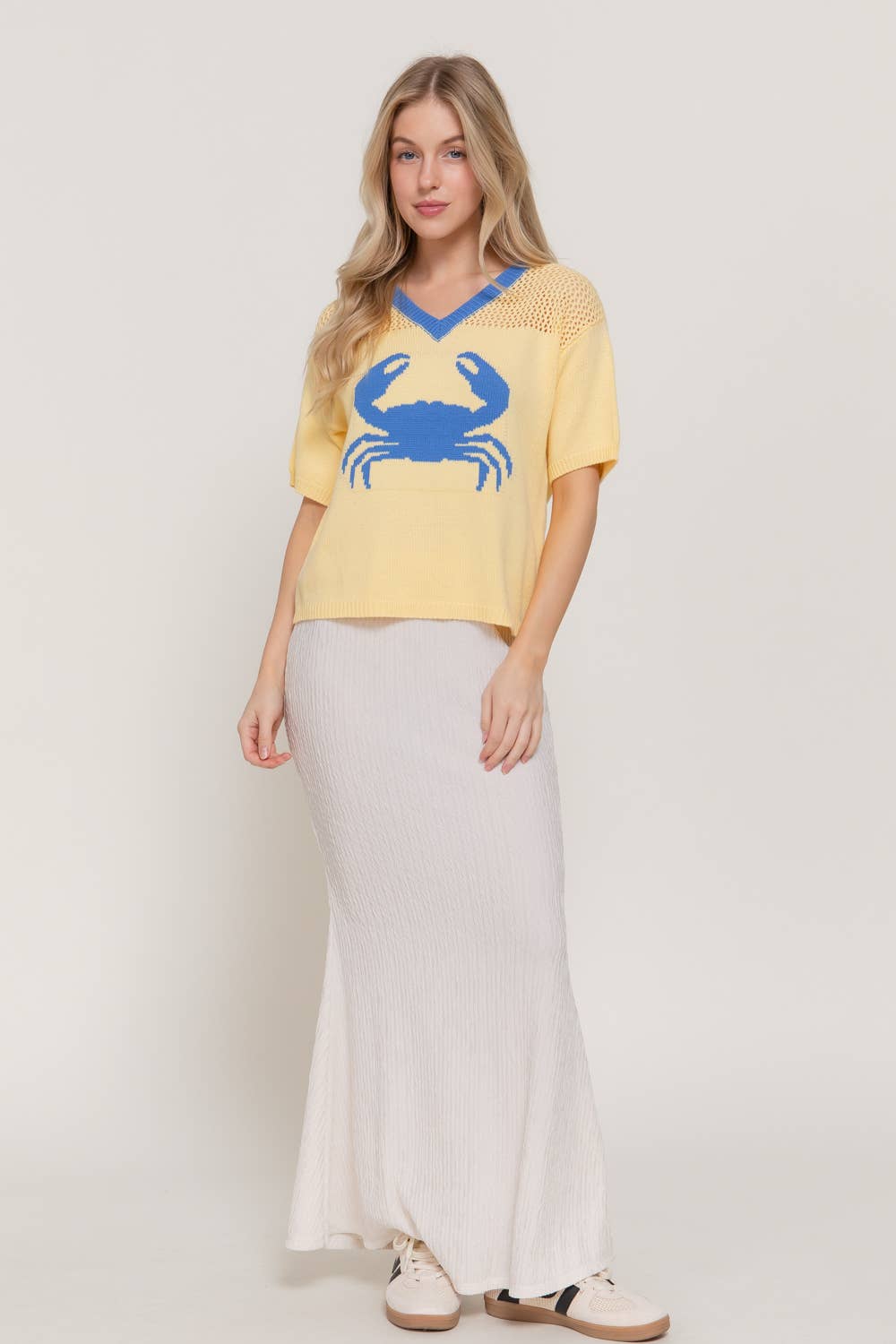 Short Sleeve V-Neck Jacquard Top with Contrasting Neck Band