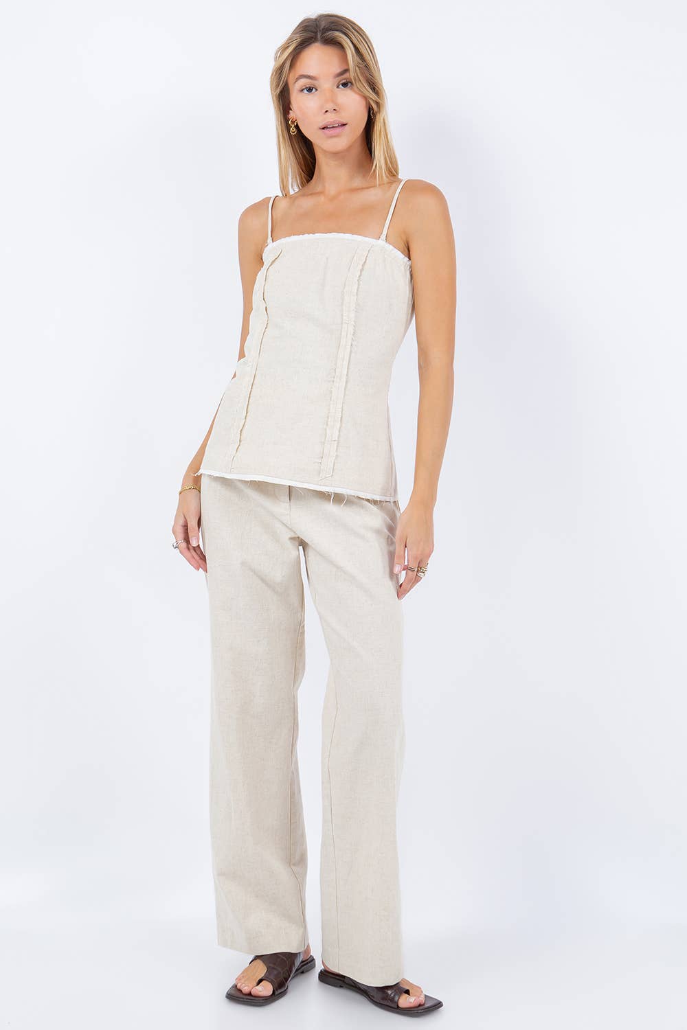 CONTRAST SLEEVELESS TOP