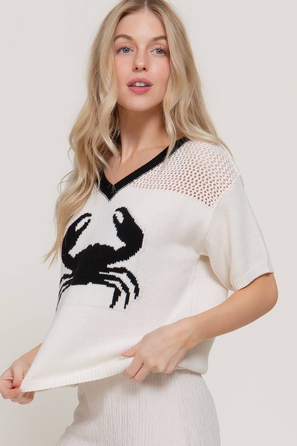 Short Sleeve V-Neck Jacquard Top with Contrasting Neck Band